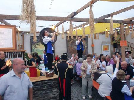 images/images/fotos/wijnfeesten2013/1234097_585295128182702_464060783_n.jpg